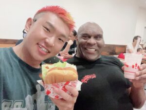 Bob Sapp Instagram - ボブサップさんと日本初上陸のハンバーガー屋に🍔

めちゃめちゃ美味しかったです！

#hamburger 
#lilwoodys 
#fromseattlewithlove

#bobsapp 
#ボブサップ
#斎藤拓海