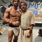 Bobby Holland Hanton Instagram - ⠀ Thor Love and Thunder out today! ⠀ GO CHECK IT OUT FOR A GOOD LAUGH!⠀ The bloke next to me @luca_vannella did my wig for the film and if you look closely he’s got his glasses in his hand do I need to say anymore?😂⠀ ⠀ #WALLOP ⠀ #thorloveandthunder #behindthescenes #deletedscene Marvel Universe
