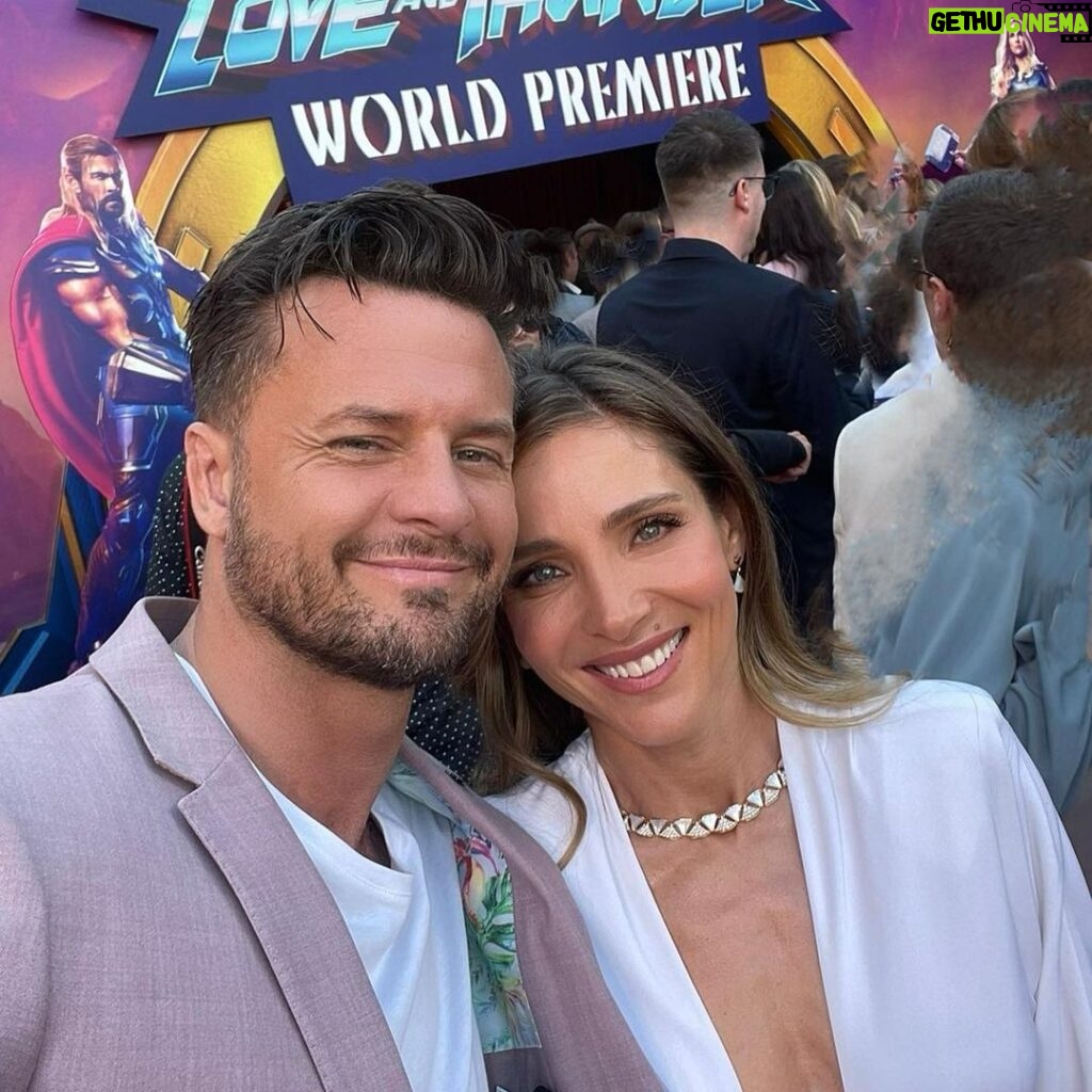 Bobby Holland Hanton Instagram - Thor Love and Thunder LA Premier. Never a dull moment with my crew, best humans on the planet ❤️➕⚡️ #wallop #thorloveandthunder #premier #elcapitantheatre #marvelstudios The El Capitan Theatre