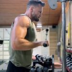 Bobby Holland Hanton Instagram - Monday tricep pump, let's have it ! @centrfit #workout #mondaymotivation #centrfit