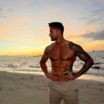 Bobby Holland Hanton Instagram - What a beautiful morning today down on Southsea beach who would of thought in October!! 🤣 have a great weekend legends!