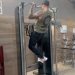 Bobby Holland Hanton Instagram - Slow and steady wins the pull-up race! #Fitness #PullUpChallenge London, United Kingdom