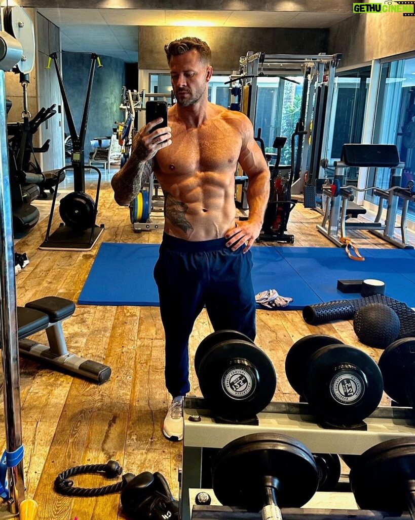 Bobby Holland Hanton Instagram - Time to get back to this…. Have a great bank holiday everyone 💪🏻 #gym #routine #bankholiday #workout