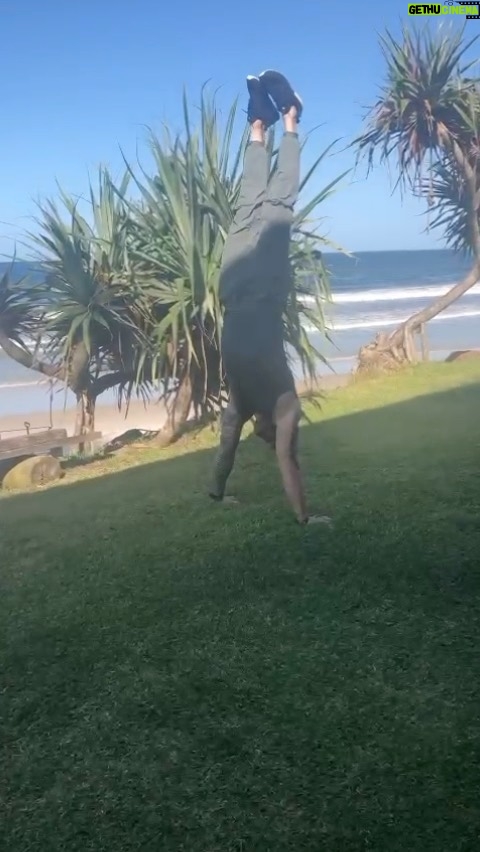 Bobby Holland Hanton Instagram - That sea air just hits different! 🙌🏻 #handstand #training