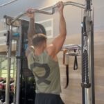 Bobby Holland Hanton Instagram - Kick start the week with one of Tyler Rakes workouts. Full routine details below! ⬇️💪🏻 #letsgo Chest press x12 reps Air squats x12 reps Dips x12 reps Reverse lunges x12 reps Push ups x12 reps Pull ups x12 reps Kick throughs x12 reps Tricep pull downs x12 reps Box jumps x12 reps Double arm bicep curls x12 reps Single arm bicep curls x12 reps 1 minute rest and repeat circuit x4 Full body burner, use whichever weights you are comfortable with form is the most important thing give it a go and let me know how you do legends 💪🏻 @centr @chrishemsworth video credit to the one and only @littlelowey