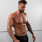 Bobby Holland Hanton Instagram - Monday the start of a new week…. Perfect opportunity to get fitter, healthier and happier so get over to @centrfit and join up 💪🏻#mondaymotivation #fitness #centr