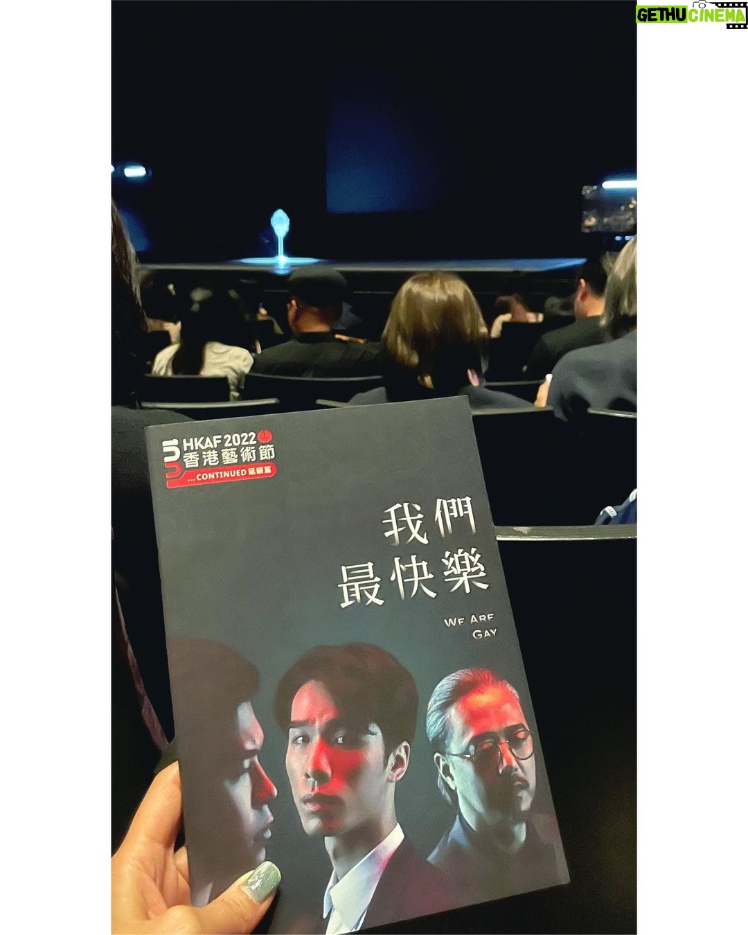 Bondy Chiu Instagram - #chiulatepost #記錄一下 • 第一次去xiqu中心 第一次同隻busybee單獨出街 去睇四個男人 #我們最快樂 鍾意呢個一文一舞(莊梅岩黃龍斌)嘅融合… 嗱 唔好諗住我會寫觀後感呀 個感係我嘅感 如果你想感 下次自己入場感 如果有re-run…我都想再睇 一票難求 多得uncle張錦程教路 防疫限制放寬咗之後 兩張飛成功get 方法就係:自己上網買 p.s. 游學修你千祈唔做得放棄演員呢個部門啊