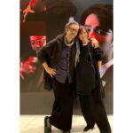 Bondy Chiu Instagram - #chiulatepost #記錄一下 • 第一次去xiqu中心 第一次同隻busybee單獨出街 去睇四個男人 #我們最快樂 鍾意呢個一文一舞(莊梅岩黃龍斌)嘅融合… 嗱 唔好諗住我會寫觀後感呀 個感係我嘅感 如果你想感 下次自己入場感 如果有re-run…我都想再睇 一票難求 多得uncle張錦程教路 防疫限制放寬咗之後 兩張飛成功get 方法就係：自己上網買 p.s. 游學修你千祈唔做得放棄演員呢個部門啊