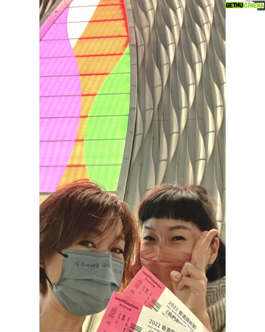 Bondy Chiu Instagram - #chiulatepost #記錄一下 • 第一次去xiqu中心 第一次同隻busybee單獨出街 去睇四個男人 #我們最快樂 鍾意呢個一文一舞(莊梅岩黃龍斌)嘅融合… 嗱 唔好諗住我會寫觀後感呀 個感係我嘅感 如果你想感 下次自己入場感 如果有re-run…我都想再睇 一票難求 多得uncle張錦程教路 防疫限制放寬咗之後 兩張飛成功get 方法就係:自己上網買 p.s. 游學修你千祈唔做得放棄演員呢個部門啊