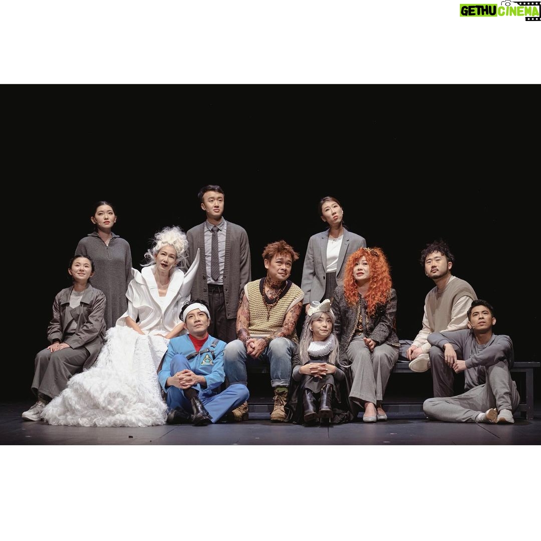 Bondy Chiu Instagram - #婆媽post 法官大人話: 人係唔會淨係遇到好人㗎! 所以 當我每遇到好人嘅時候 我都會好好記住 好好珍惜❣️ 當然 我哋都會成日遇到啲曲乖 但係 我哋可以好似陳大文少為人知嘅一面咁樣樣”放低咗” 然後 好似練習生咁樣堅持去揾方法做 同時 成日都提醒自己要做一個自己都鍾意嘅人☺️ Thanks for having me😘 #雖然阿婆我產量少但係每個工作都有得著 #活到老學到老係我隻宗旨 ❣️ 呀!仲有呢!#咁多人點tag得晒😅真心問 #隔離童話集 #ByeByeYourTale #風車草劇團 Kwai Tsing Theatre 葵青劇院