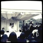 Bondy Chiu Instagram - #圖文不符婆媽post #珍寶海鮮舫 呢個地方 對好多人嚟講 可能都係討論食物質素呀性價比呀嗰啲嘢 但係對我嚟講 佢係一個好浪漫嘅地方 細個時嘅認知 除咗去鯉魚門三家村要搭駁艇仔之外 就只聽過珍寶海鮮舫都係咁樣樣⋯ 大個咗 去過珍寶飲茶食點心 但究竟好唔好味 我已經唔記得 淨係好記得 搭船仔過去嘅時候嗰種浪漫嘅感覺 就好似我鍾意一個人去搭電車一樣 就係鍾意嗰種漫 嗰種浪漫 籌備婚禮嘅時候 本來打算想要一個有戶外有草地嘅地方 但係搞過婚禮嘅人都知道 婚禮場地有幾咁難預訂 我哋兩個好好彩 係搞婚禮之前嘅一年 陪咗個美國返嚟探親嘅朋友去咗嗰度飲茶 就係咁 俾我哋發現咗原來海鮮舫頂樓當時係由CafeDeco經營緊嘅西餐廳TopDeck 環境裝璜食物都非常合我倆心意 就係咁 我哋就打消咗要草地嘅念頭 改為喺舺板上行禮❣️ #MrAndMrsSo Jumbo Kingdom
