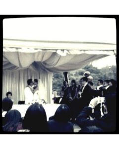 Bondy Chiu Instagram - #圖文不符婆媽post #珍寶海鮮舫 呢個地方 對好多人嚟講 可能都係討論食物質素呀性價比呀嗰啲嘢 但係對我嚟講 佢係一個好浪漫嘅地方 細個時嘅認知 除咗去鯉魚門三家村要搭駁艇仔之外 就只聽過珍寶海鮮舫都係咁樣樣⋯ 大個咗 去過珍寶飲茶食點心 但究竟好唔好味 我已經唔記得 淨係好記得 搭船仔過去嘅時候嗰種浪漫嘅感覺 就好似我鍾意一個人去搭電車一樣 就係鍾意嗰種漫 嗰種浪漫 籌備婚禮嘅時候 本來打算想要一個有戶外有草地嘅地方 但係搞過婚禮嘅人都知道 婚禮場地有幾咁難預訂 我哋兩個好好彩 係搞婚禮之前嘅一年 陪咗個美國返嚟探親嘅朋友去咗嗰度飲茶 就係咁 俾我哋發現咗原來海鮮舫頂樓當時係由CafeDeco經營緊嘅西餐廳TopDeck 環境裝璜食物都非常合我倆心意 就係咁 我哋就打消咗要草地嘅念頭 改為喺舺板上行禮❣️ #MrAndMrsSo Jumbo Kingdom