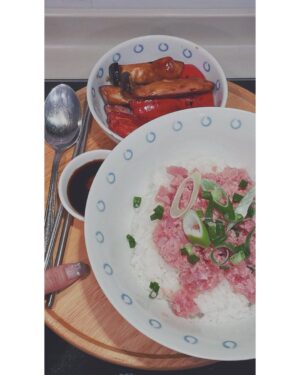 Bonnie Chiu Hok-Yee Instagram - 🍚
#記錄一下
#2022年第一個禁夜市堂食
#雖然我呢兩年已經好少出街食
#自己煮自己食
#方便食
#吞拿魚蓉丼 
#汁煮雞髀菇