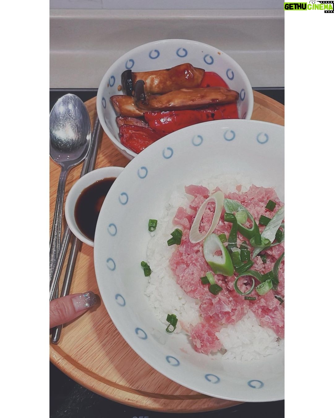 Bonnie Chiu Hok-Yee - 310 Likes - 🍚
#記錄一下
#2022年第一個禁夜市堂食
#雖然我呢兩年已經好少出街食
#自己煮自己食
#方便食
#吞拿魚蓉丼
#汁煮雞髀菇