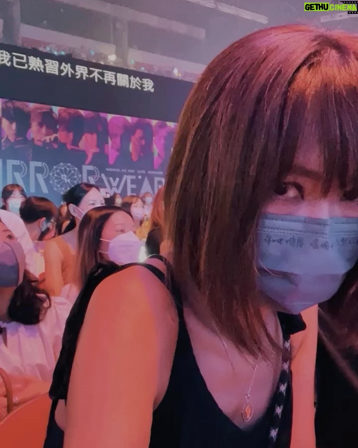 Bondy Chiu Instagram - 低調阿婆我想分享一下⋯ 第一次喺紅館睇騷著吊帶都可以成身汗 個冷氣咩事 Jeremy嗰part 嘅lighting其實好靚 可惜個場光過維園年宵 Tiger彈guitar好charm好有火 AK Alton Lokman嗰part係全晚最好睇最有協調性嘅一個環節 幾時都係做咩都係個core最緊要 至於其他technical嘢呀呢樣呀嗰樣呀大家都喺網上面睇到 我就唔分享嘞 全城盛事 希望大家(台上台下觀眾席線上線下)都安安全全歡歡樂樂啦❣️ #mirrorweareliveconcert2022 Hong Kong Coliseum