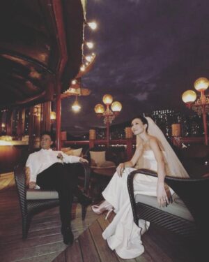Bonnie Chiu Hok-Yee Instagram - #圖文不符婆媽post
#珍寶海鮮舫 呢個地方 對好多人嚟講 可能都係討論食物質素呀性價比呀嗰啲嘢
但係對我嚟講 佢係一個好浪漫嘅地方 細個時嘅認知 除咗去鯉魚門三家村要搭駁艇仔之外 就只聽過珍寶海鮮舫都係咁樣樣⋯
大個咗 去過珍寶飲茶食點心 但究竟好唔好味 我已經唔記得 淨係好記得 搭船仔過去嘅時候嗰種浪漫嘅感覺 就好似我鍾意一個人去搭電車一樣 就係鍾意嗰種漫 嗰種浪漫

籌備婚禮嘅時候 本來打算想要一個有戶外有草地嘅地方 但係搞過婚禮嘅人都知道 婚禮場地有幾咁難預訂 
我哋兩個好好彩 係搞婚禮之前嘅一年 陪咗個美國返嚟探親嘅朋友去咗嗰度飲茶 就係咁 俾我哋發現咗原來海鮮舫頂樓當時係由CafeDeco經營緊嘅西餐廳TopDeck 環境裝璜食物都非常合我倆心意
就係咁 我哋就打消咗要草地嘅念頭 改為喺舺板上行禮❣️
#MrAndMrsSo