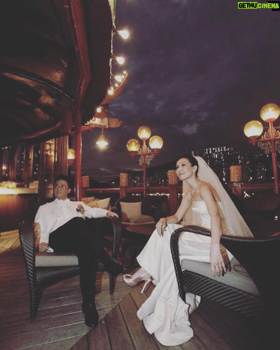 Bonnie Chiu Hok-Yee - 2.8K Likes - #圖文不符婆媽post
#珍寶海鮮舫 呢個地方 對好多人嚟講 可能都係討論食物質素呀性價比呀嗰啲嘢
但係對我嚟講 佢係一個好浪漫嘅地方 細個時嘅認知 除咗去鯉魚門三家村要搭駁艇仔之外 就只聽過珍寶海鮮舫都係咁樣樣⋯
大個咗 去過珍寶飲茶食點心 但究竟好唔好味 我已經唔記得 淨係好記得 搭船仔過去嘅時候嗰種浪漫嘅感覺 就好似我鍾意一個人去搭電車一樣 就係鍾意嗰種漫 嗰種浪漫
籌備婚禮嘅時候 本來打算想要一個有戶外有草地嘅地方 但係搞過婚禮嘅人都知道 婚禮場地有幾咁難預訂
我哋兩個好好彩 係搞婚禮之前嘅一年 陪咗個美國返嚟探親嘅朋友去咗嗰度飲茶 就係咁 俾我哋發現咗原來海鮮舫頂樓當時係由CafeDeco經營緊嘅西餐廳TopDeck 環境裝璜食物都非常合我倆心意
就係咁 我哋就打消咗要草地嘅念頭 改為喺舺板上行禮❣️
#MrAndMrsSo