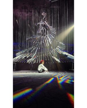 Bonnie Chiu Hok-Yee Instagram - 又扮長腿！
🎄
今個聖誕除咗有嗰啲一如以往嘅乜乜燈飾
仲有呢個選擇
雖然少少遠 但係打啲咭勁靚✨

Thank you @honhim @krazyddd for the private tour 🤍

📸by @mattylystudio 
@winterwonderlandhk #WinterWonderland #WinterWonderlandHK 
@xcept_hk 
#XCEPT #HouseOfLight #HouseOfLightByXCEPT