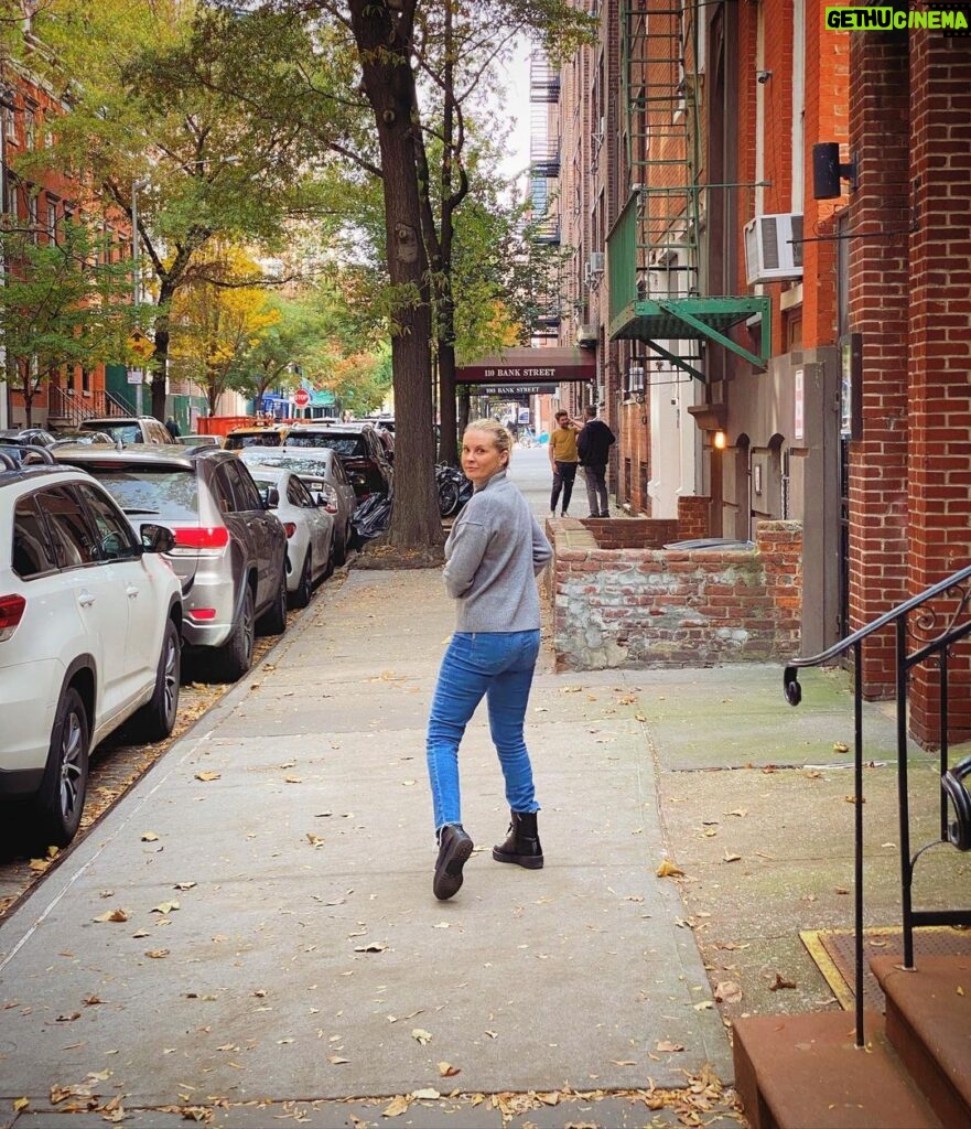 Bonnie Somerville Instagram - Nothing like NYC in Autumn…my favorite part of the city with some of my favorite people 🍁🧡🍂 West Village, NYC