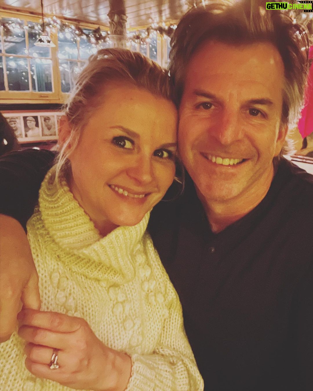 Bonnie Somerville Instagram - Last days of 2022…I love my hometown- here’s to an amazing 2023 everyone. Let’s focus on love. Wishing you all health, wealth, & happiness. But most of all- Love. 🎄✨❤️ New York, New York