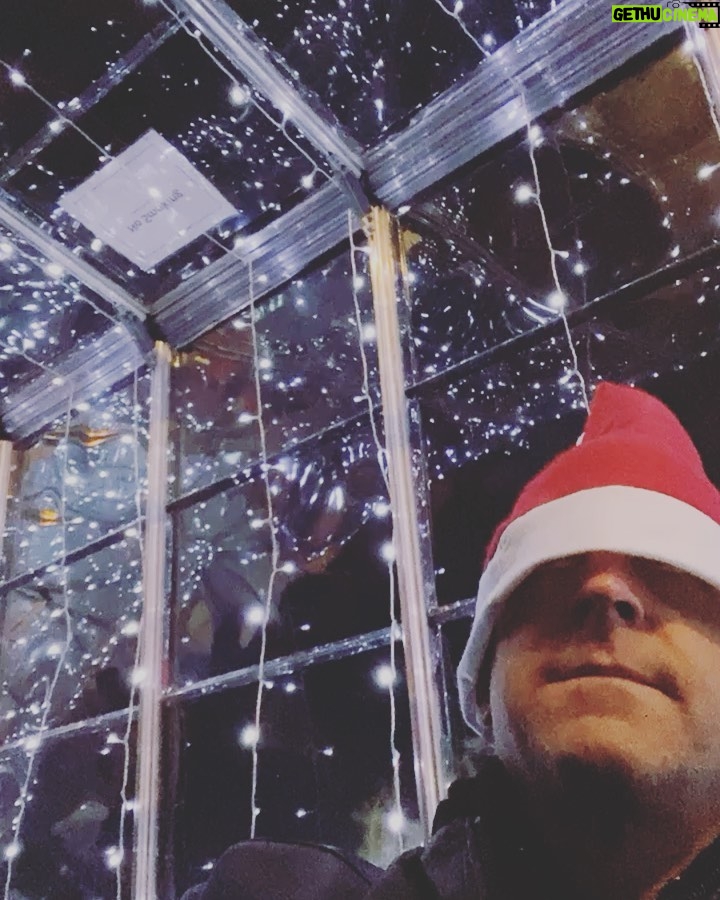 Bonnie Somerville Instagram - Last days of 2022…I love my hometown- here’s to an amazing 2023 everyone. Let’s focus on love. Wishing you all health, wealth, & happiness. But most of all- Love. 🎄✨❤️ New York, New York