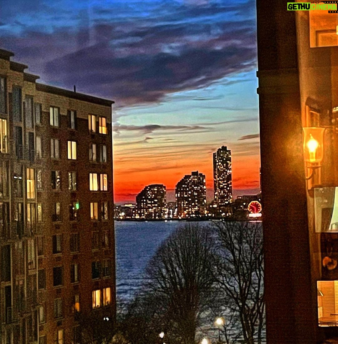 Bonnie Somerville Instagram - Currently…#nyc #hometown ✨☄️✨ Battery Park City