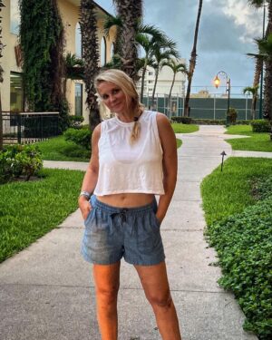 Bonnie Somerville Instagram - Pose.Felt Cute. Might delete later.
✨🤷🏼‍♀️🌸