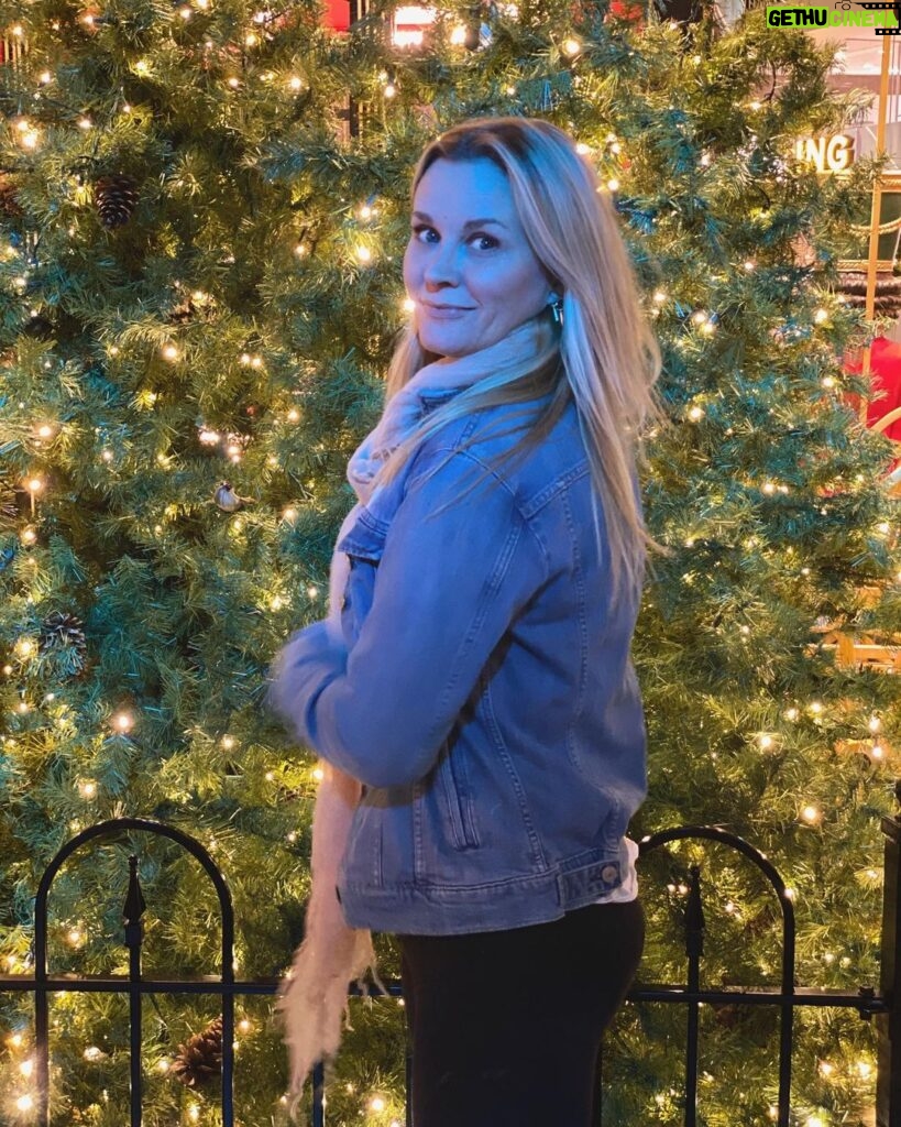 Bonnie Somerville Instagram - Never too old for magic ✨✨✨🎄🎄🎄 Los Angeles, California