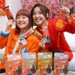 Bonnie Wong Instagram - 好姊妹結婚，我梗係Mega開心啦！ 更開心嘅係…我今年終於可以喺佢手上 逗返兩封Mega大利是喇！！❤️‍🔥 不過原來佢仲有樣Mega大禮送俾我喎🥰 今個新春，雀巢®️MEGA™️雪糕批系列特別推出新春限定全新「龍運吉祥」獨立包裝，雪糕批家庭裝盒身亦搖身一變創意賀歲揮春，雪條棍更隱藏神秘新年祝福🧧 新年歡聚時刻都要「龍年Fun住食」！ 除咗新年驚喜設計，集齊最多套雪糕棍 (4️⃣支唔同嘅祝福語為之一套)，再去到“Nestlé Ice Cream Hong Kong Facebook專頁”參加遊戲 ，更有機會贏取智能耳機同終極大獎 - 雙人來回東京機票✈️，仲有其他豐富獎品啊!😍 快啲同家人、朋友龍年祝福Mega Fun，一齊「脆」爆過肥年啦！🐲 *細則或詳情請留意Nestlé Ice Cream Hong Kong Facebook專頁 #NestleHK #雀巢MEGA雪糕批 #龍年Fun住食Mega #MEGA雪糕批龍運吉祥限定包裝#MEGA同你脆爆過肥年