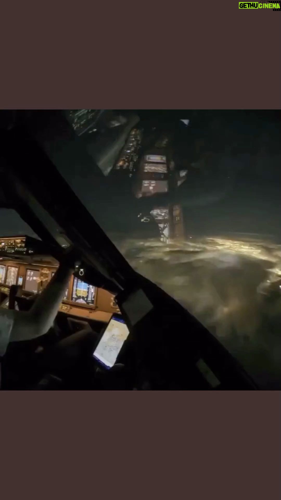Boogie Instagram - Time lapse of a plane landing from the cockpit view.