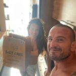 Borys Mańkowski Instagram - Sam nie wiem kto tu się bardziej cieszy z @body_chief 🤔 Ja mam wszystko jak należy, ale Danusia ma dodatkowe 2h wolności w ciągu dnia ;)