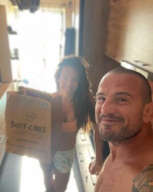 Borys Mańkowski Instagram - Sam nie wiem kto tu się bardziej cieszy z @body_chief 🤔 Ja mam wszystko jak należy, ale Danusia ma dodatkowe 2h wolności w ciągu dnia ;)