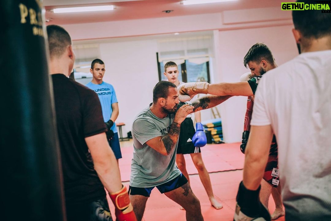 Borys Mańkowski Instagram - Zajebiście spędzony czas. Masa treningów, trenerzy w których ludzie nie wierzyli, że się zjawią ;). Miejsce jak z opowieści o Hobbitach. Ambitne chłopaki których może za pare lat zobaczę oglądając gale w tiviku ? Śmiech niemal wyważony z poważnymi rozmowami prowadzonymi do późna. Mniej telefonu, 0 telewizji, jedzenia jakby codziennie była wigilia ;). Krótko mówiąc, profesjonalnie zorganizowany obóz 🙌🏻 Dzięki wszystkim, każdy z was dołożył do tego swoją dawkę energii, by było właśnie tak 💪🏻 @obozmma.pl 🏔️ Murzasichle