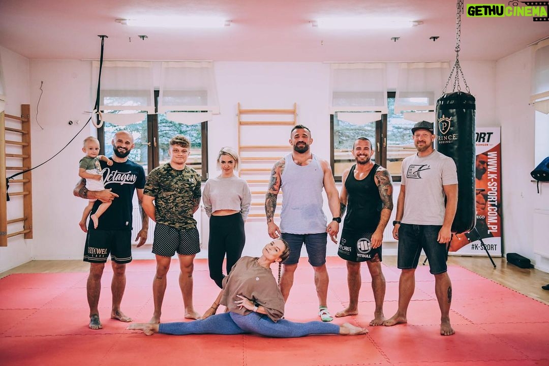 Borys Mańkowski Instagram - Zajebiście spędzony czas. Masa treningów, trenerzy w których ludzie nie wierzyli, że się zjawią ;). Miejsce jak z opowieści o Hobbitach. Ambitne chłopaki których może za pare lat zobaczę oglądając gale w tiviku ? Śmiech niemal wyważony z poważnymi rozmowami prowadzonymi do późna. Mniej telefonu, 0 telewizji, jedzenia jakby codziennie była wigilia ;). Krótko mówiąc, profesjonalnie zorganizowany obóz 🙌🏻 Dzięki wszystkim, każdy z was dołożył do tego swoją dawkę energii, by było właśnie tak 💪🏻 @obozmma.pl 🏔️ Murzasichle
