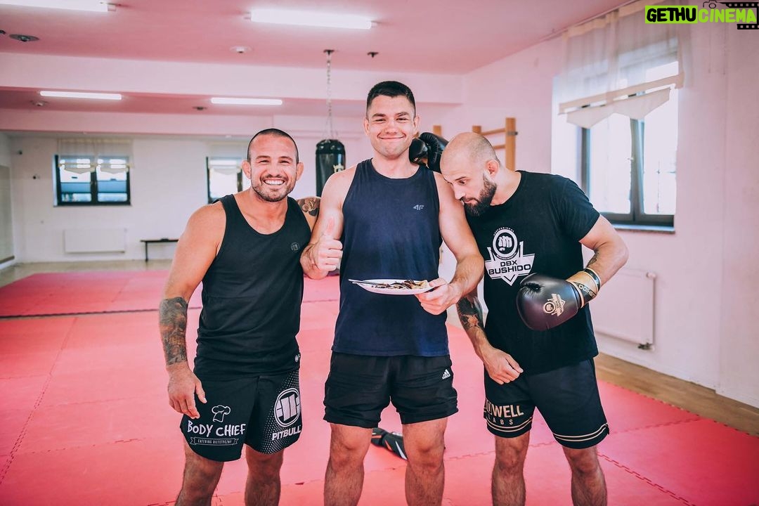 Borys Mańkowski Instagram - Zajebiście spędzony czas. Masa treningów, trenerzy w których ludzie nie wierzyli, że się zjawią ;). Miejsce jak z opowieści o Hobbitach. Ambitne chłopaki których może za pare lat zobaczę oglądając gale w tiviku ? Śmiech niemal wyważony z poważnymi rozmowami prowadzonymi do późna. Mniej telefonu, 0 telewizji, jedzenia jakby codziennie była wigilia ;). Krótko mówiąc, profesjonalnie zorganizowany obóz 🙌🏻 Dzięki wszystkim, każdy z was dołożył do tego swoją dawkę energii, by było właśnie tak 💪🏻 @obozmma.pl 🏔️ Murzasichle