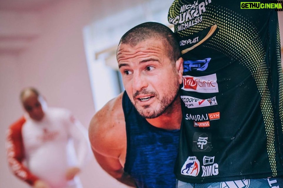 Borys Mańkowski Instagram - Zajebiście spędzony czas. Masa treningów, trenerzy w których ludzie nie wierzyli, że się zjawią ;). Miejsce jak z opowieści o Hobbitach. Ambitne chłopaki których może za pare lat zobaczę oglądając gale w tiviku ? Śmiech niemal wyważony z poważnymi rozmowami prowadzonymi do późna. Mniej telefonu, 0 telewizji, jedzenia jakby codziennie była wigilia ;). Krótko mówiąc, profesjonalnie zorganizowany obóz 🙌🏻 Dzięki wszystkim, każdy z was dołożył do tego swoją dawkę energii, by było właśnie tak 💪🏻 @obozmma.pl 🏔️ Murzasichle