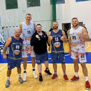 Borys Mańkowski Instagram - W sobotę pograliśmy, zebraliśmy kasę na Dom Dziecka w Poznaniu, a teraz poniedziałek i trzeba ruszać na sale. Do boju dobrze ludzie 💪🏻
@fundacjak2 🙌🏻
P.S. Jestem najmniejszy w swojej karierze 😂