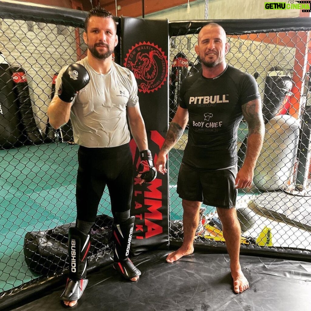 Borys Mańkowski Instagram - Drille MMA, czyli najważniejszy element treningu przepracowany 💪🏻 I było luźno przecież 😉 Czerwony Smok
