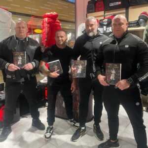 Borys Mańkowski Instagram - 16 grudnia będę w sklepie PIT Bulla w Gliwicach galerii FORUM, jak chcesz wpaść po książkę z dedykacją ZAPRASZAM ✌🏻

P.S. czuję się jak w krainie olbrzymów 🤷🏻‍♂️