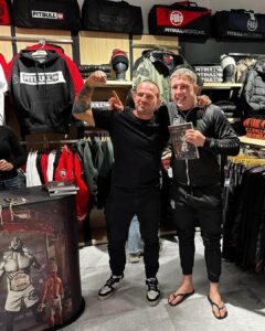 Borys Mańkowski Instagram - Norman wpadł na premierę książki „Stań się fighterem” 😄 💪🏻 i te LACZKI 😂 Galeria Łódzka