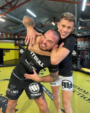 Borys Mańkowski Instagram - Razem z @mankowski.borys szykujemy coś dla was 🫣 Bądźcie czujni i śledźcie nasze kanały YouTube 👊

#mma #ksw #ufc #fighter