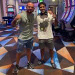 Borys Mańkowski Instagram - Jest na świecie tylko pare osób z którymi chciałbym mieć zrobione zdjęcie, jednym z tych ludzi jest ten pan. Kiedy zaczynałem trenować MMA, był on jednym z zawodników na którego stylu walki się wzorowałem. Mało kto z was będzie wiedział kim jest ten zawodnik, ale dla mnie, personalnie - to jest większa gwiazda niż większość dzisiejszych fighterów. OBRIGADO @gesias 🙌🏻
