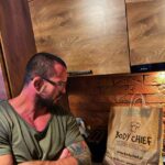 Borys Mańkowski Instagram – To nie zwykła torba…może posłużyć dodatkowo jako eko pojemnik, pamiętajcie ✌🏻♻️
#współpraca
P.S. Tak se zrobiłem z siebie komiks dla bajeru ;)