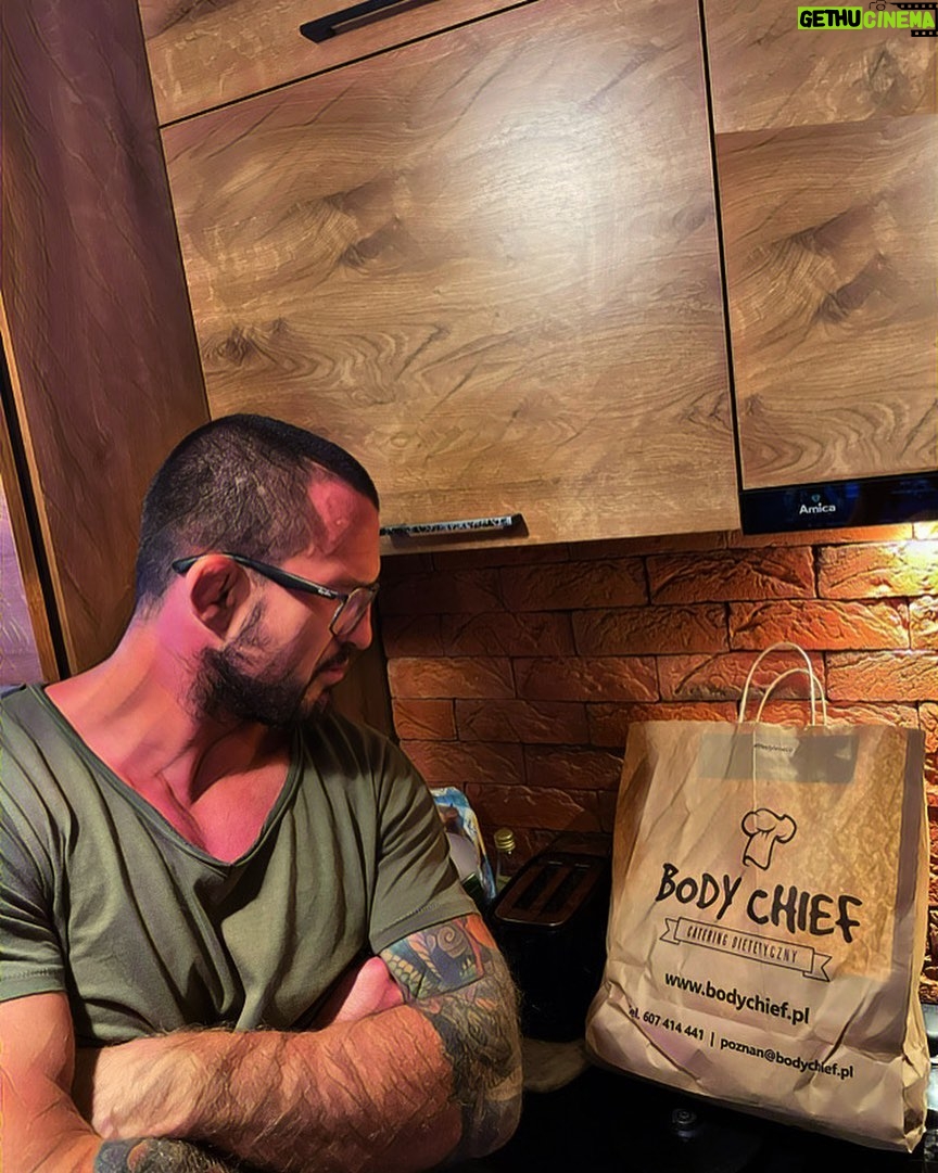 Borys Mańkowski Instagram - To nie zwykła torba…może posłużyć dodatkowo jako eko pojemnik, pamiętajcie ✌🏻♻️ #współpraca P.S. Tak se zrobiłem z siebie komiks dla bajeru ;)