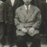Borzoo Niknejad Instagram - پدربزرگ بازنشسته آموزش و پرورش بود و سی سالی میشه که زمینی نیست ولی عکسش همیشه همراهمه، خیلی وقتها میبینمش و حسودیم میشه چرا مثل اون نشدم با اینکه از بچه گی، بهم میگفتن ژنتیکی عینه پدربزرگی در حالیکه پدربزرگ بر خلاف من لاغر بود ، پر انرژی ، قبراق و خستگی ناپذیر ، ربطی به روغن حیوانی نداشت بر خلاف من که تا لنگ ظهر خواب آلودم، صبح بیدارمیشد،صورت جدی و مهربونش رو اصلاح می‌کرد، سنگ جهنم میمالید که تا غروب جوانه نزند و مخلوط عطر صبحانه ایی که چیده بود با عطر خودش چه هوشی میبرد از سر، پدربزرگ یه جورایی سمبل زندگی بود . یهو یه روز نشست ، انگار خسته شد از تلاش مداوم برای پوشاندن خسته بودنهایش ، بی خسته نباشیدی که شنیده باشد، بی لبخندی که دیده باشد و بی محبتی که درک کرده باشد. انگار بالاخره اشتراکات ژنتیک من و پدربزرگ دارد خودی نشان می‌دهد برزو نیک نژاد