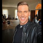 Brad Benedict Instagram - That one time Kyle wore leather to the White House🇺🇸🏛🕴 . @theovalonbet is coming to @bet for Season 4 this October! The wild ride continues… . #theovalonbet #bts #behindthescenes #tylerperry The White House