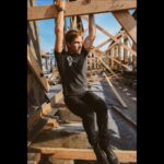 Brad Benedict Instagram - “Under Construction” 🛠🔩🗜 @goldenhourphotoco_ busted me getting in my core work and grip strength training 🤔 They say both are great for longevity 🤘🏼 . . #underconstruction #hanginthere #theovalonbet DTLA
