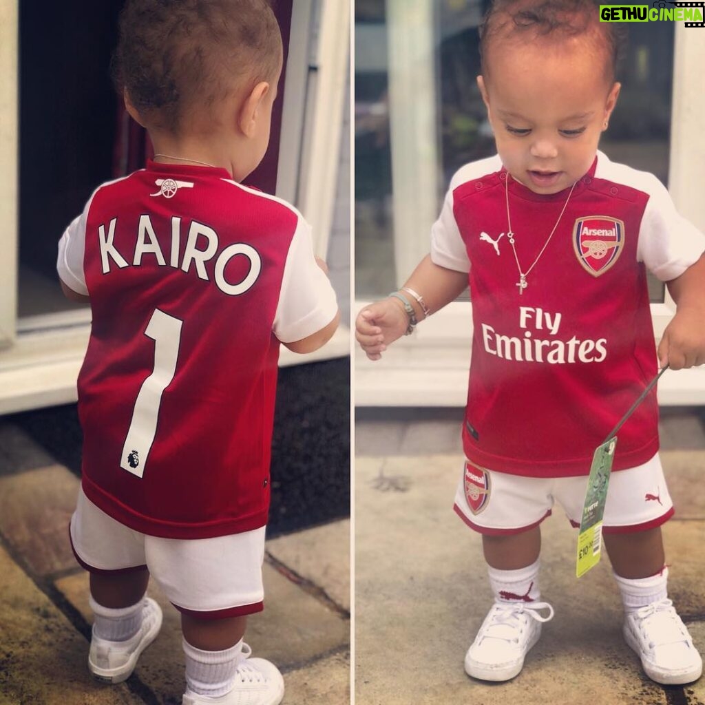 Bradley Mcintosh Instagram - The prems is back soon let’s go #Arsenal you got an extra #littlegooner for support 😜 @arsenal @aftvmedia @kalista_koumi89