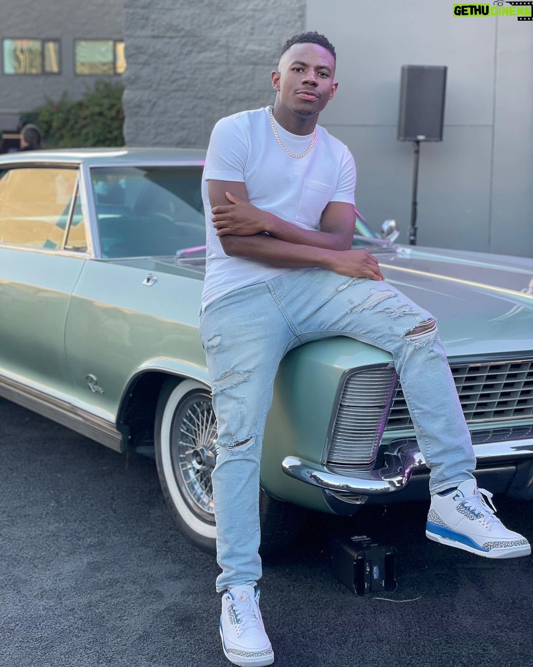 Brandon Gilpin Instagram - Livin da Life Iβm supposed too π€©π« Last slide , they asked me to spit sum real quick yk I had to come wit it π―π²π€« soon Drop !! Make sure yβall go watch AVERAGE JOE ON BET @betplus @deoncole my favorite comedian ππ₯ & heβs killing it rn! Shoutout to the House of BET for hosting dope events and my brother @bwrightous @sixdegrees for makin magic happen π€© P.s dat White shirt pon mi chocolate skin ?? Yu see itt ππ« #ShowTimeBrando #Bet #houseofbet #brandongilpin