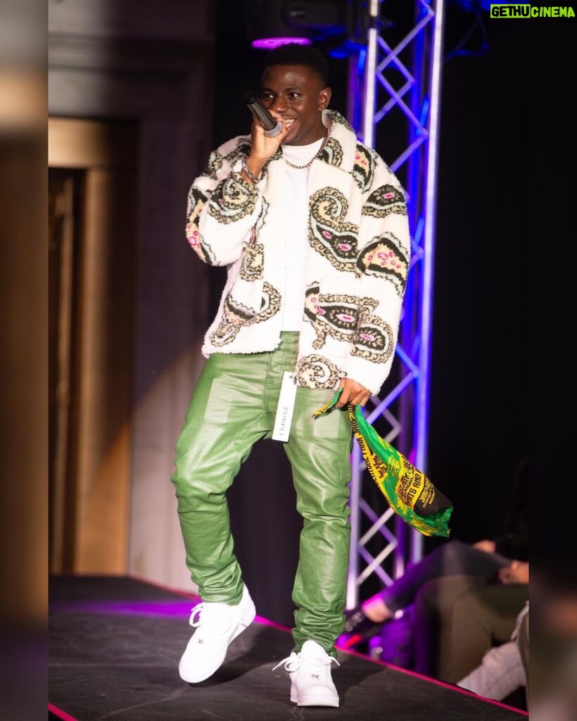 Brandon Gilpin Instagram - Thank you @asubaunity for having me as ya Host for this year’s Fashion show. 🤩 Since I was gon be the loudest in da room unnu don kno seh mi ahgo be di flyest too juheard ! 🇯🇲🗽🥼👟First time in Albany Deff ah time to remember 🙌🏾 S/o to all the models & clothing brands for y’all hard work 🔥🔥 📸: @in_mannywetrust 🤩 #ShowTimeBrando #moveLikeDat #fashionshow #ualbany #pvalley #nyc UAlbany Campus Center